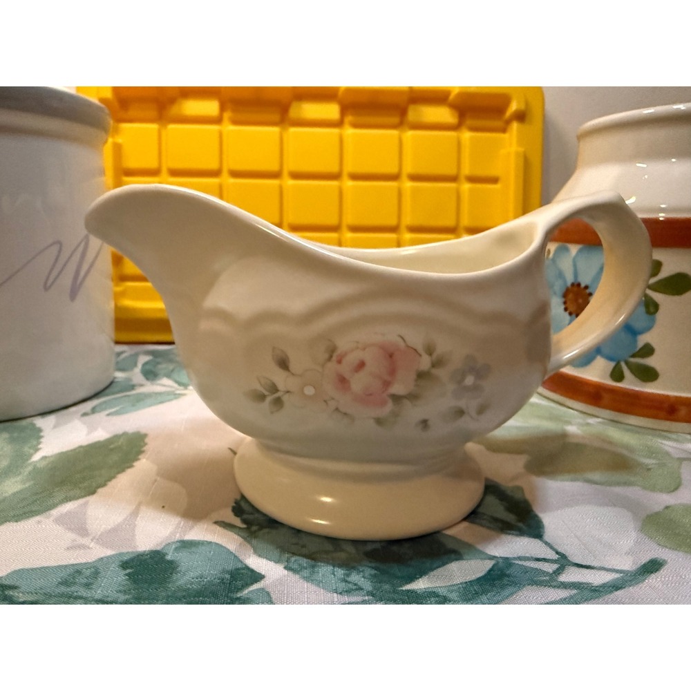 Pfaltzgraff Tea Rose Gravy Boat Vintage Stoneware Pink Floral Made in USA